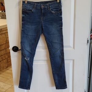 Z1975 Mid Rise Skinny fit Jeans Size 4 Slightly Distressed Medium Wash